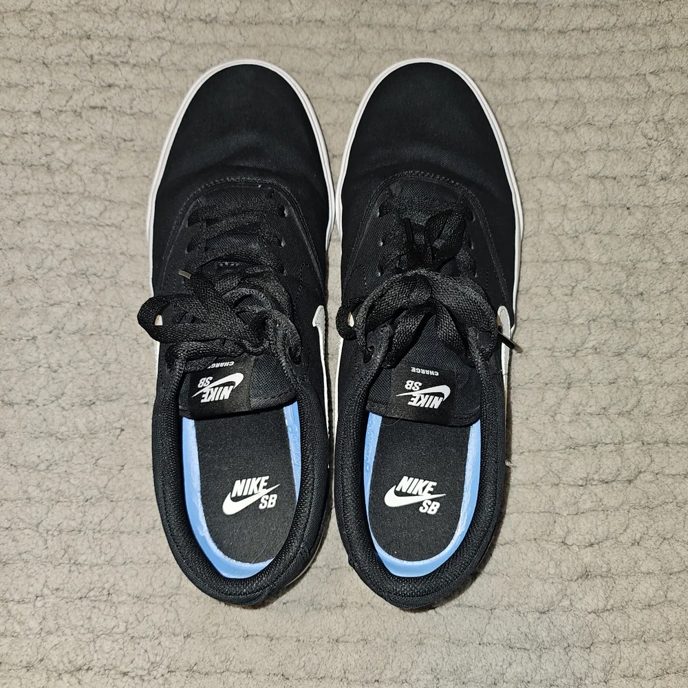 Nike Mens Black and White Sneakers - Picture 2 of 3